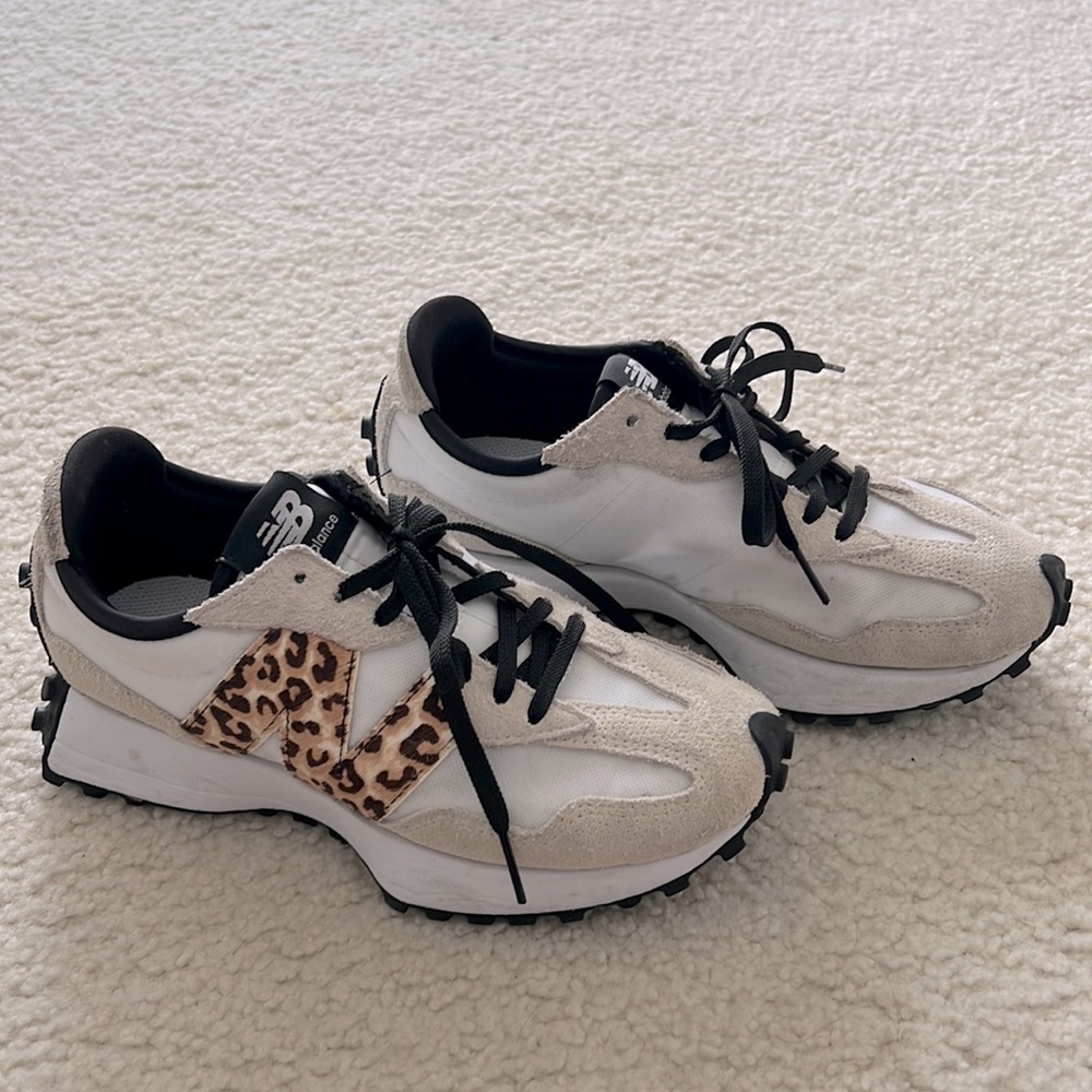 💯 Authentic New Balance 327 - Limited Edition